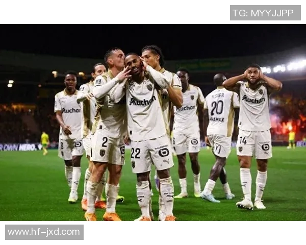 朗斯与巴黎足球会激战正酣谁能在这场对决中笑到最后