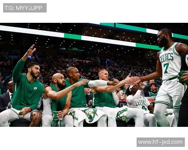 热火与绿军精彩对决全场回放回顾赛场激烈瞬间与精彩表现分析