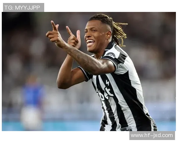 达尼洛在足球场上的精彩表现与职业生涯的成长历程探讨